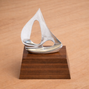 Barco de pewter en base de madera