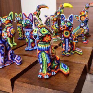 Figuras interrvenidas con arte huichol