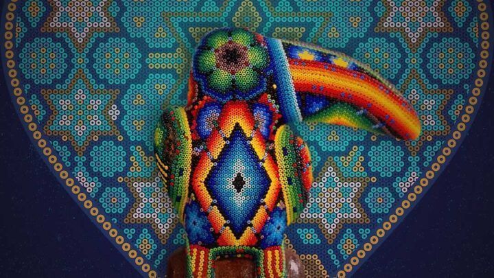 Tucan de arte huichol con corazón de chaqurias