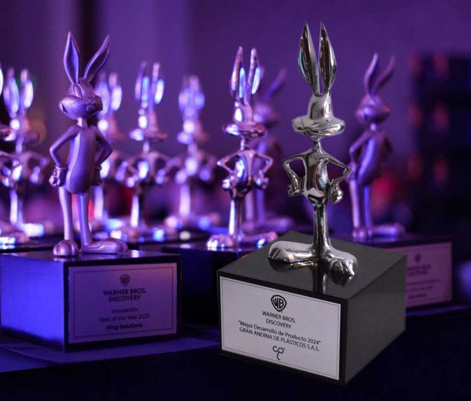 Premios para WB, realizados en Pewter y con base de madera con terminado fino