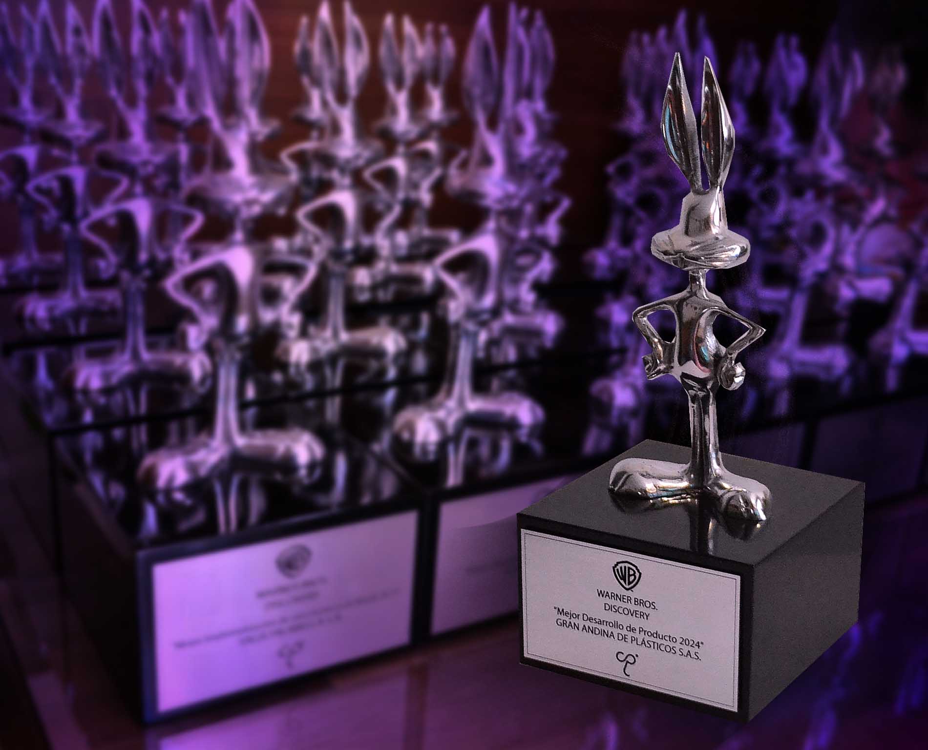 Premios para WB, realizados en Pewter y con base de madera con terminado fino