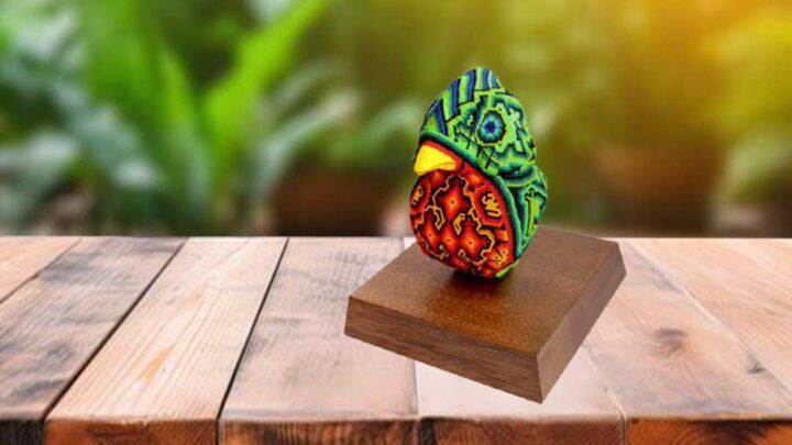 Quetzal intervenido con arte huichol