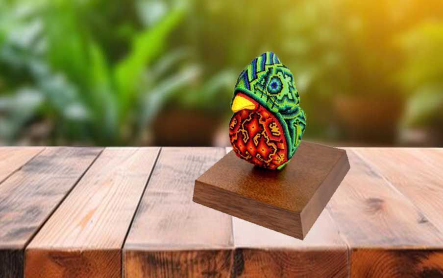 Quetzal intervenido con arte huichol