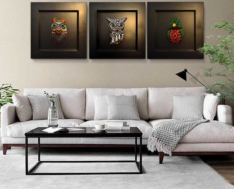 Figura Huichol de chaquira representando un búho, quetzal y lobo con detalles vibrantes, montada en un elegante marco color chocolate. Obra de arte artesanal mexicana, ideal para exhibirse en un estudio moderno con decoración cálida y sofisticada.
