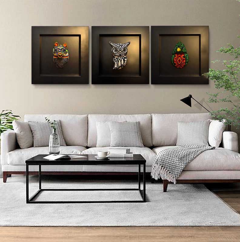 Figura Huichol de chaquira representando un búho, quetzal y lobo con detalles vibrantes, montada en un elegante marco color chocolate. Obra de arte artesanal mexicana, ideal para exhibirse en un estudio moderno con decoración cálida y sofisticada.