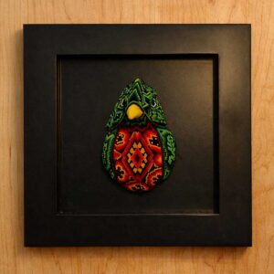 Quetzal de arte huichol en cuadro de madera