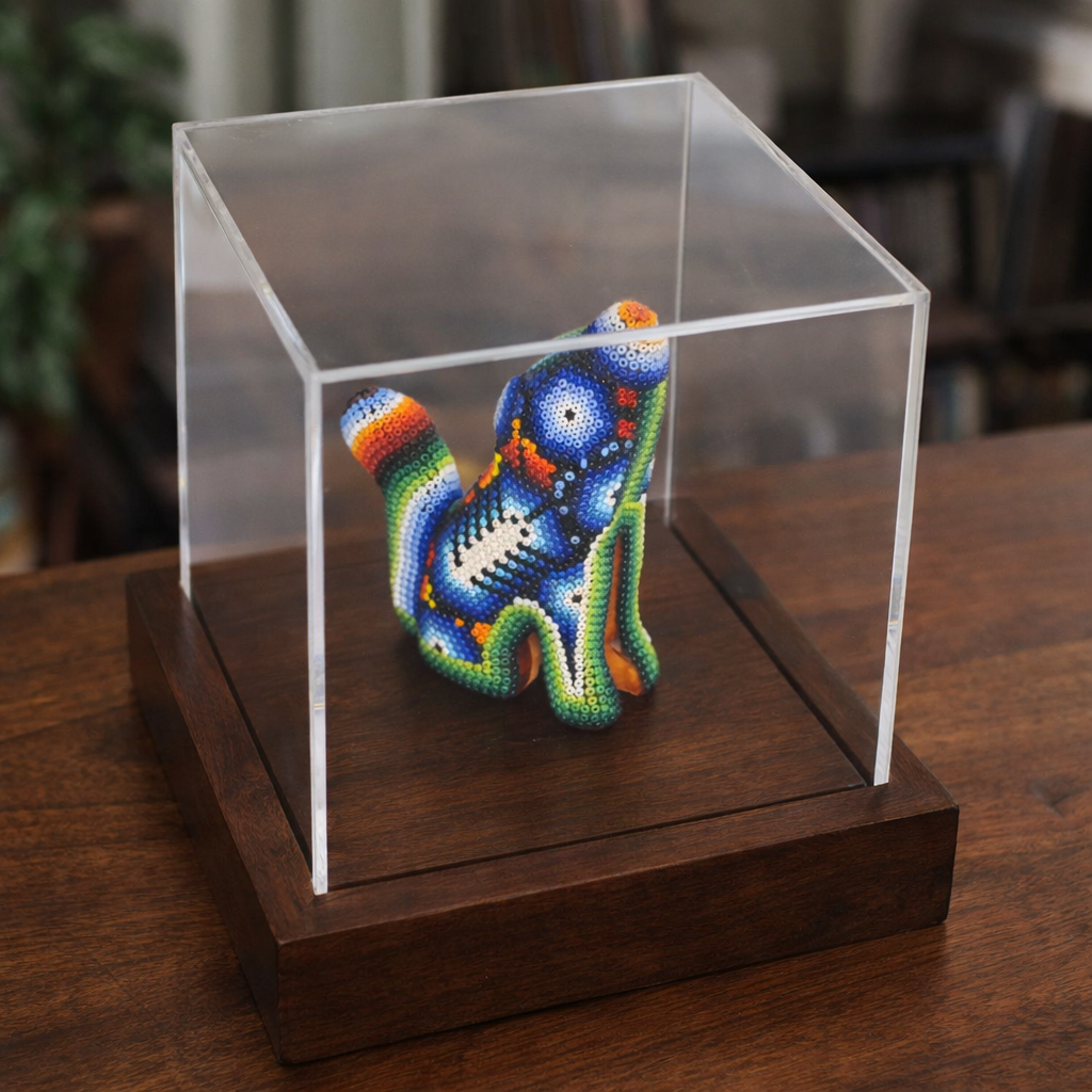 Variedad de figuras miniatura de arte huichol con base y acrilico