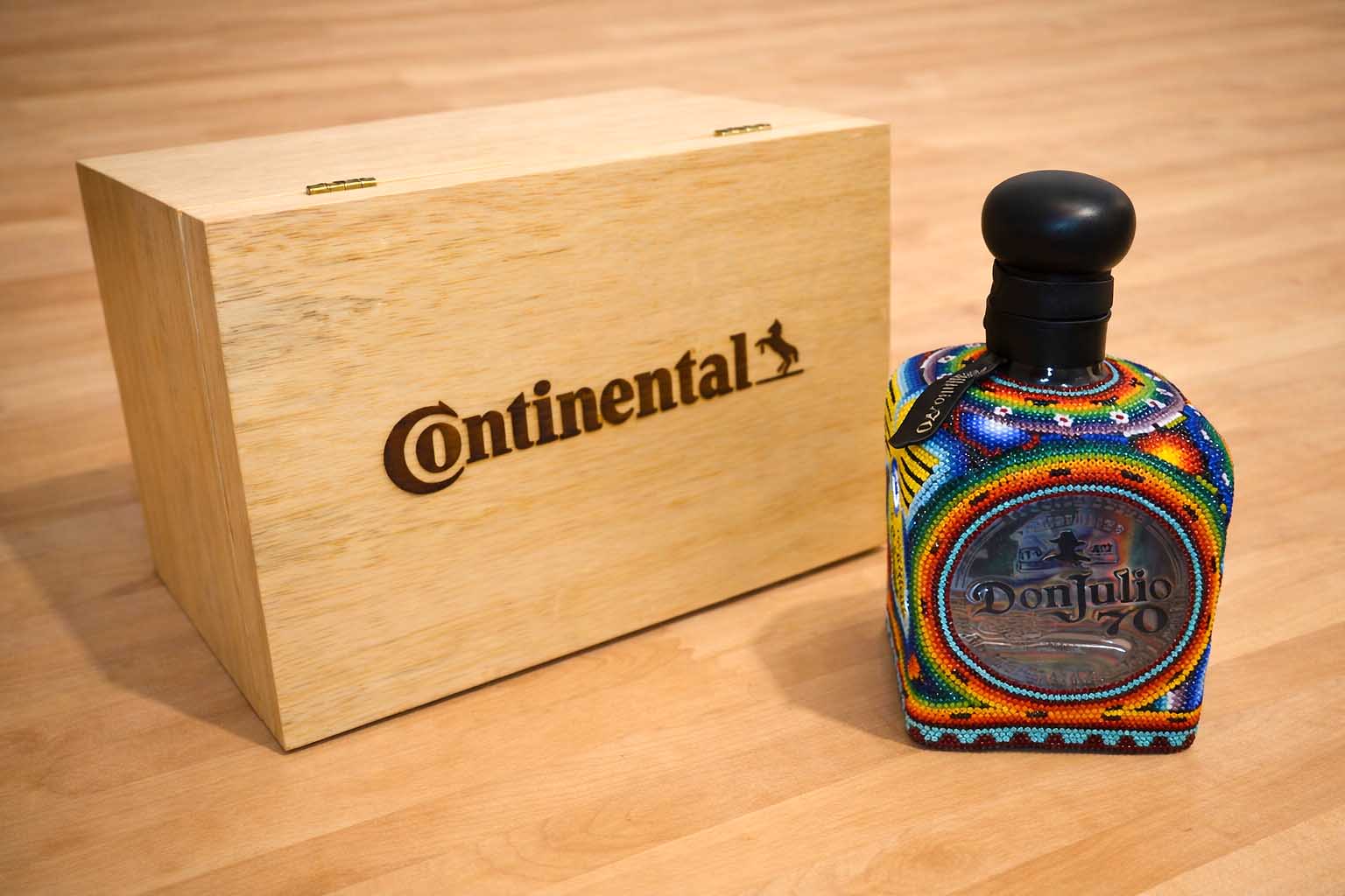 Botella de Tequila intervenida con Arte Huichol