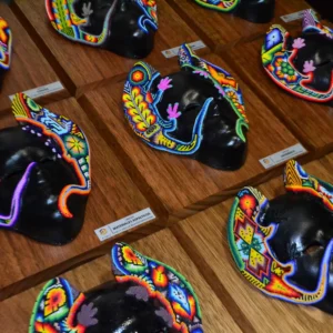 Mascaras de arte huichol con base de madera