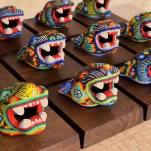 Cabeza de jaguar alta de arte huichol