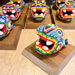 Cabeza de jaguar en arte huichol