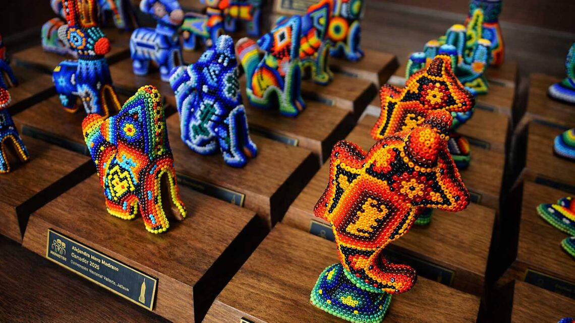 Figuras miniatura de arte huichol
