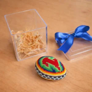 Huevito de arte huichol en caja transparente