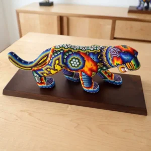 Jaguar de arte huichol caminando