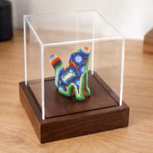 Variedad de figuras de arte huichol con base y acrilico