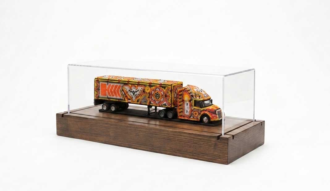 Trailer intervenido con arte huichol